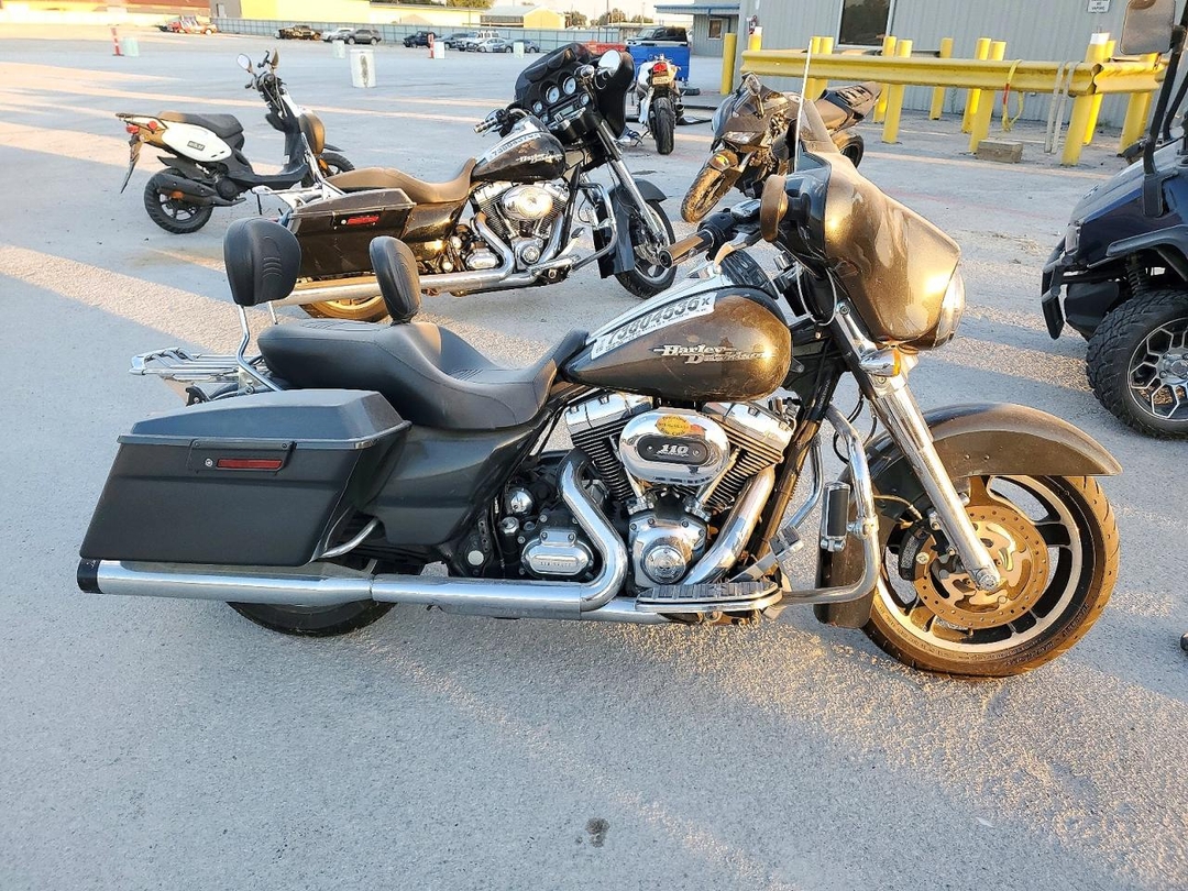 منظر 2009 HARLEY-DAVIDSON FLHX، زاوية 1