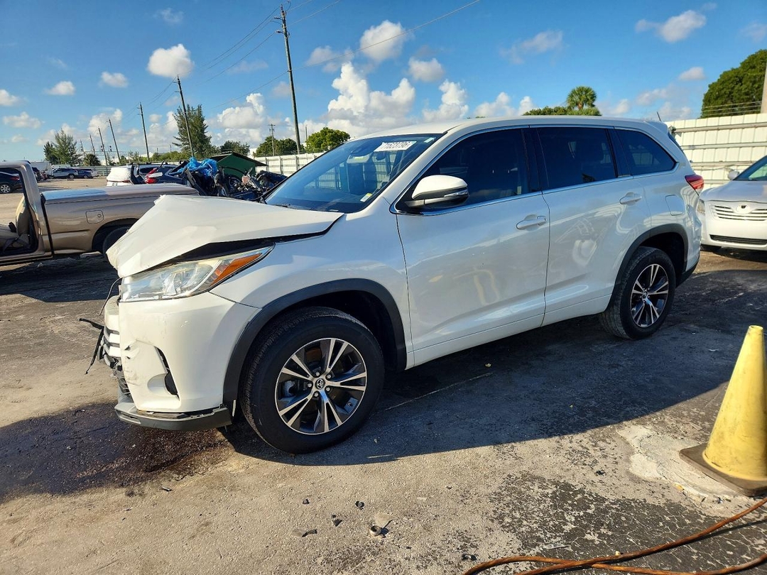 منظر 2018 TOYOTA HIGHLANDER LE، زاوية 1