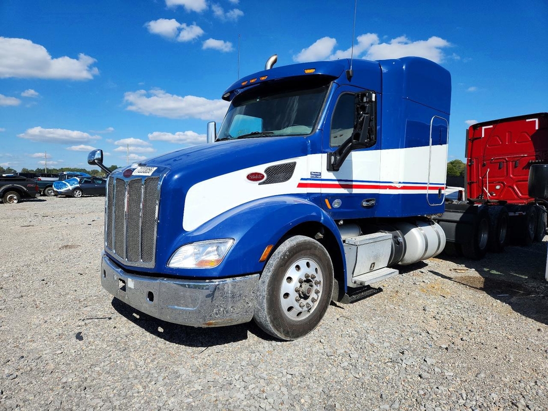 Vista de 2017 PETERBILT 579 SEMI TRUCK, ángulo 1