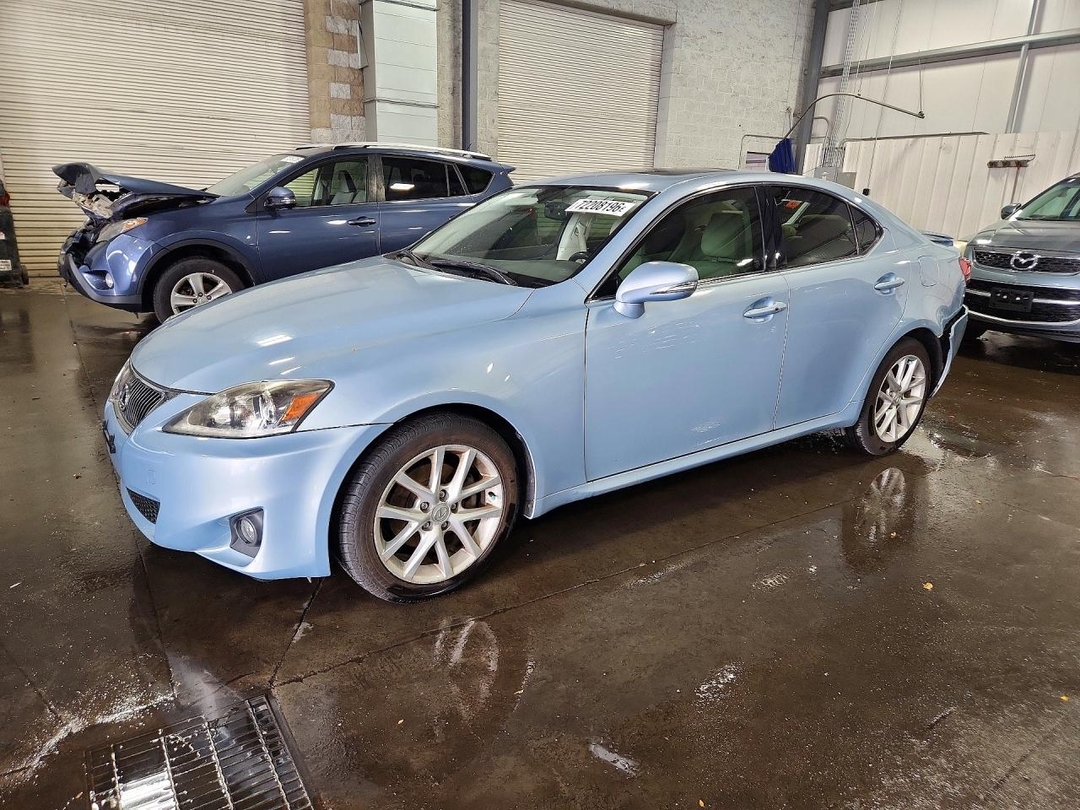 Vue de 2011 LEXUS IS 250, angle 1