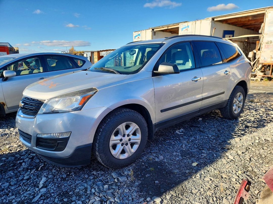 منظر 2016 CHEVROLET TRAVERSE LS، زاوية 1