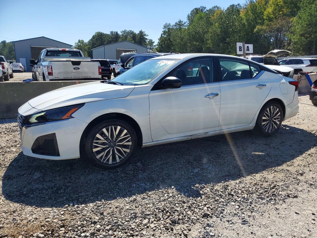 Вид 2025 NISSAN ALTIMA SV, угол 1