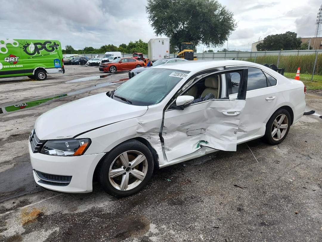 Vue de 2012 VOLKSWAGEN PASSAT SE, angle 1