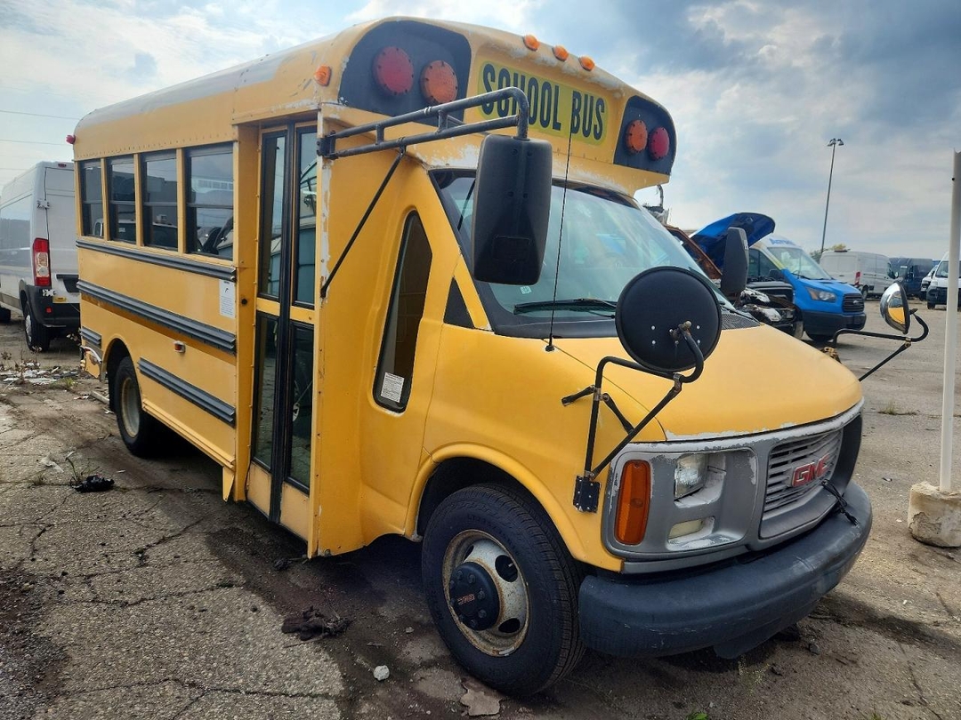 Vue de 2002 GMC SAVANA SCHOOL BUS, angle 1