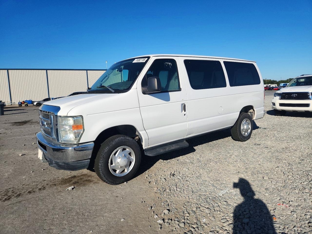 Vue de 2014 FORD ECONOLINE E350 SUPER DUTY WAGON, angle 1