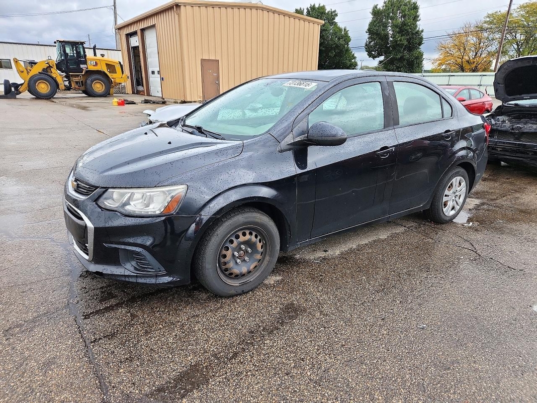 منظر 2017 CHEVROLET SONIC LS، زاوية 1