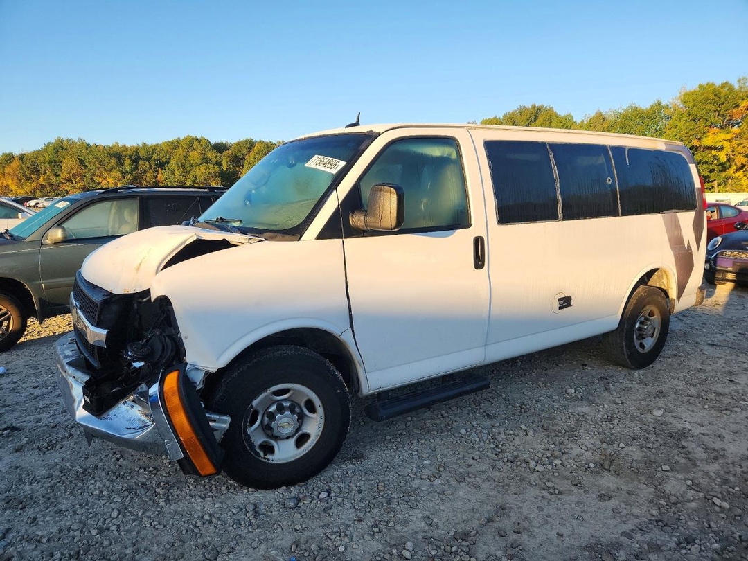 Vue de 2015 CHEVROLET EXPRESS G3500 LT, angle 1