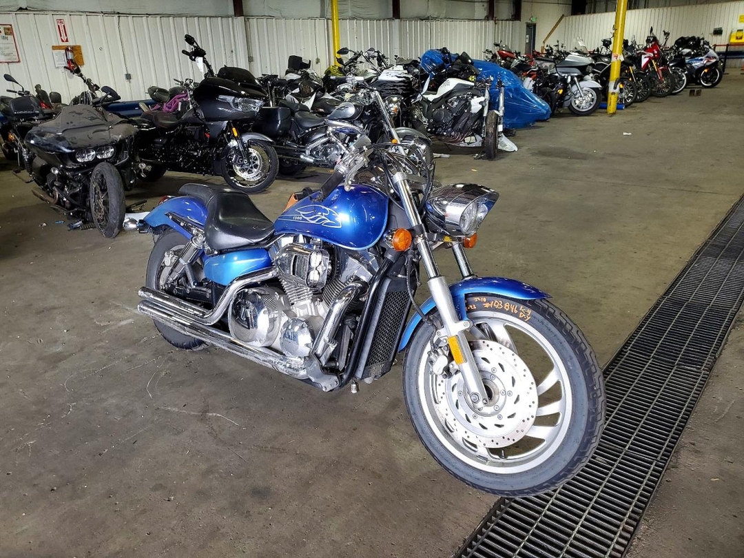 منظر 2005 HONDA VTX1300 C، زاوية 1