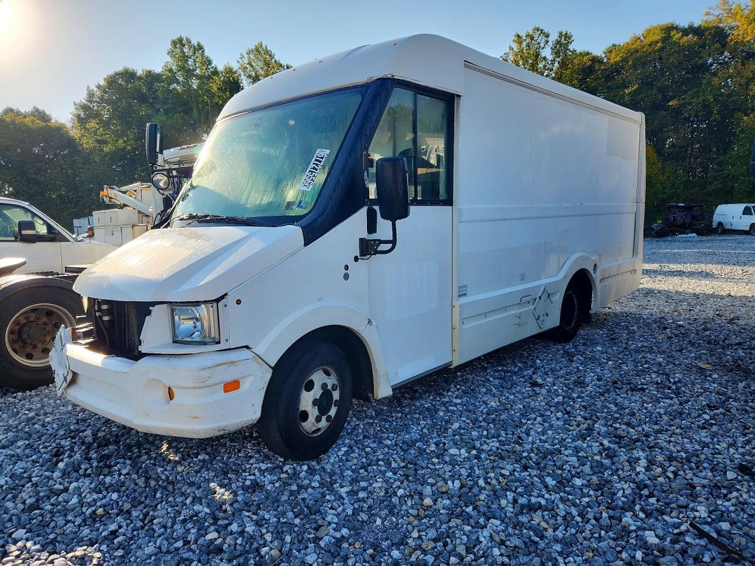Вид 2018 ISUZU REACH DELIVERY VAN, угол 1