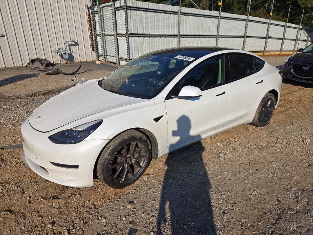 Вид 2022 TESLA MODEL 3, угол 1