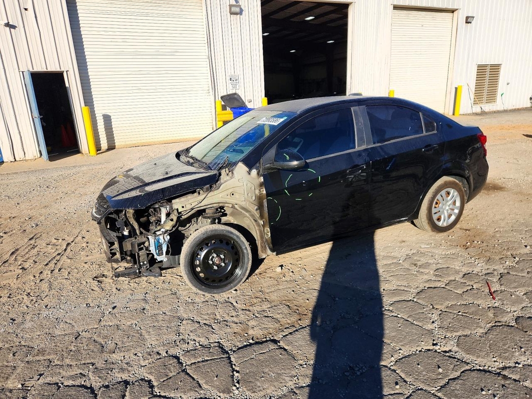 Vue de 2017 CHEVROLET SONIC LS, angle 1