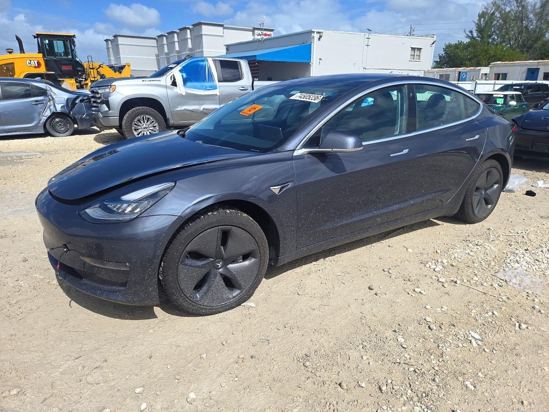 Vue de 2019 TESLA MODEL 3, angle 1