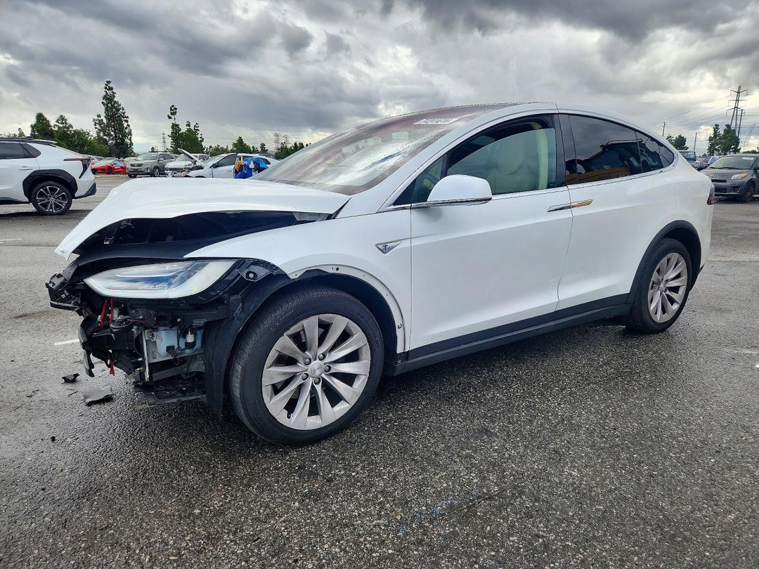 منظر 2016 TESLA MODEL X، زاوية 1