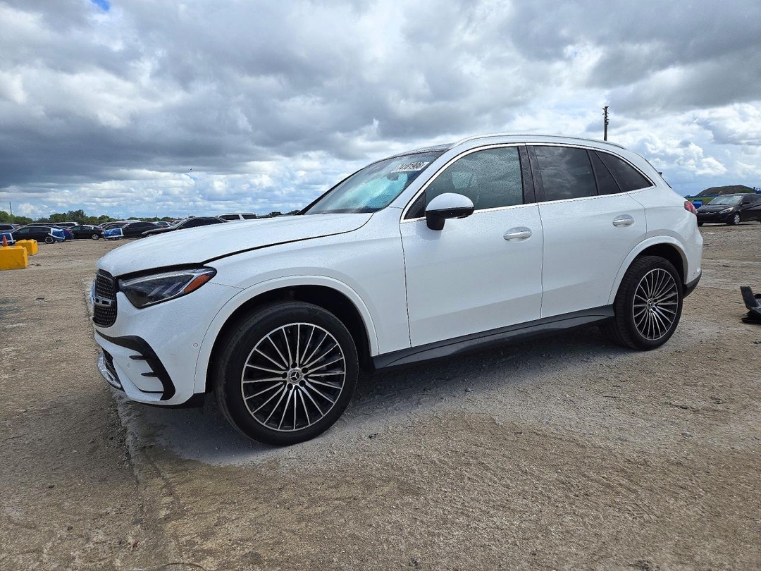 Vista de 2023 MERCEDES-BENZ GLC 300, ángulo 1