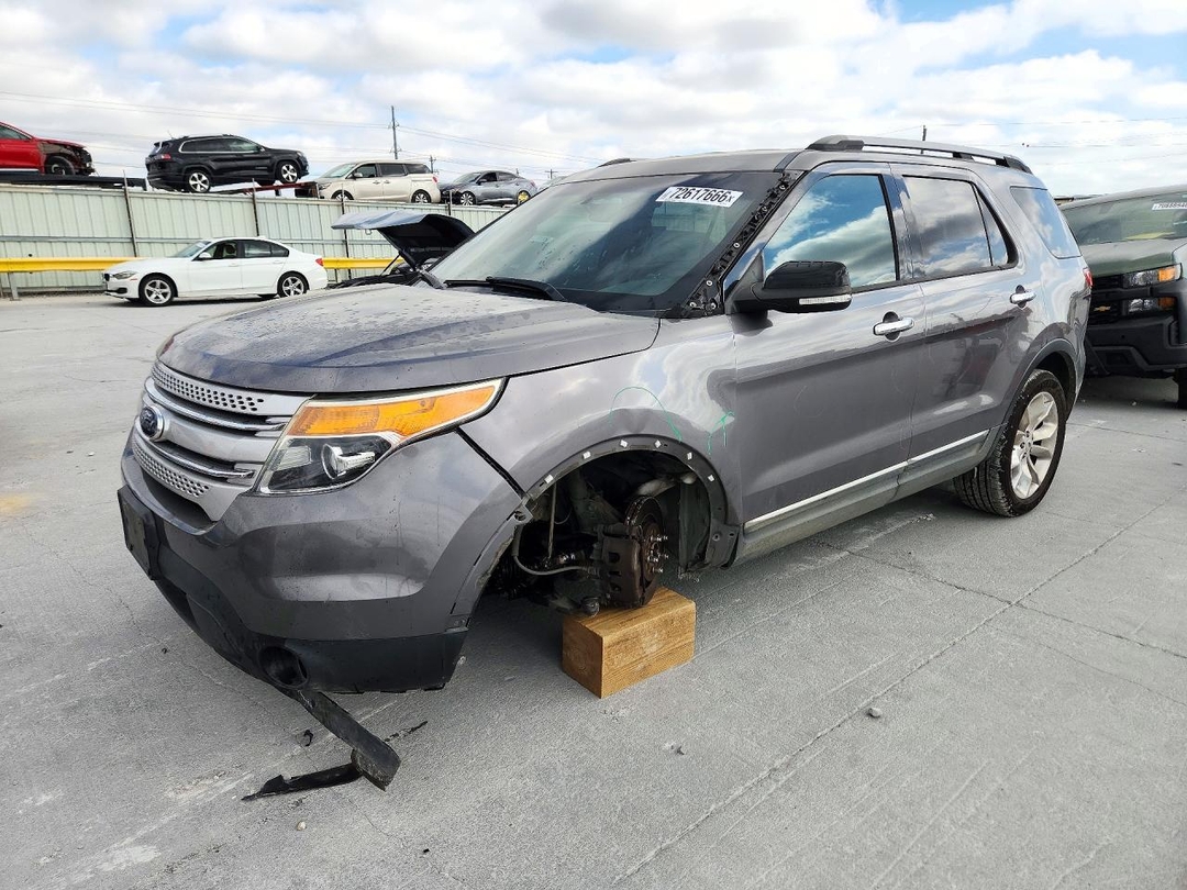 Vue de 2014 FORD EXPLORER XLT, angle 1