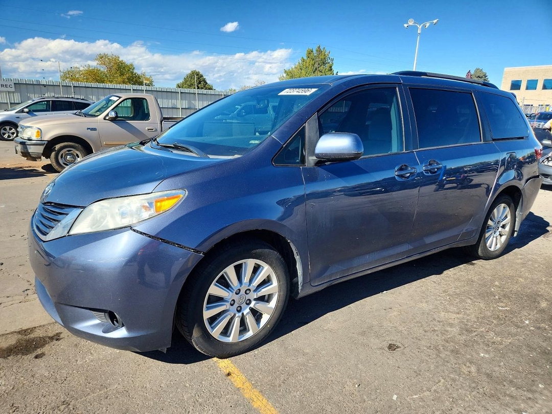 Vista de 2017 TOYOTA SIENNA LE, ángulo 1