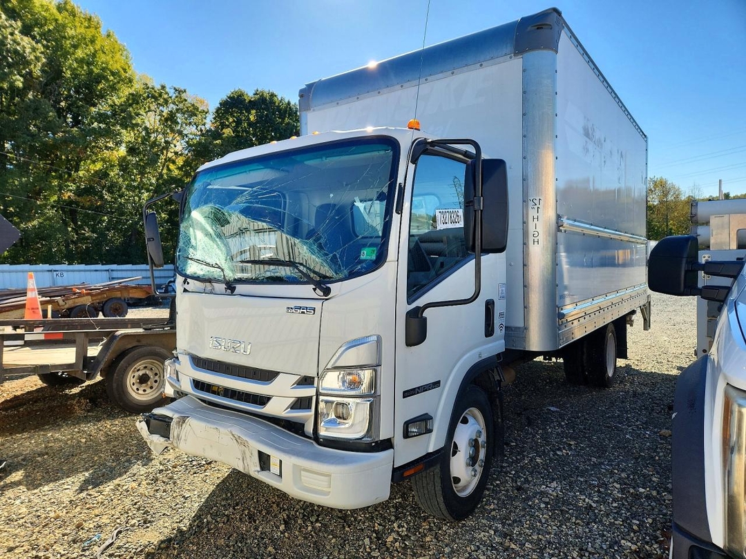Vue de 2024 ISUZU NPR HD BOX TRUCK, angle 1