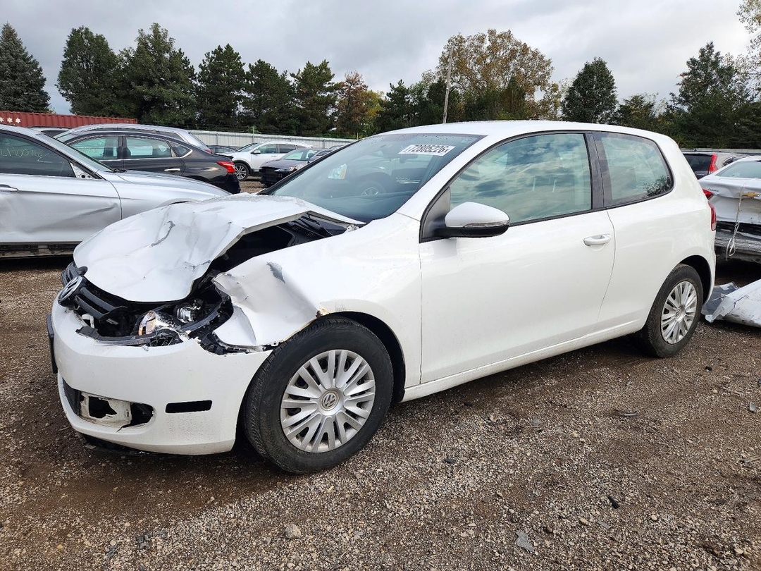 Vue de 2013 VOLKSWAGEN GOLF, angle 1