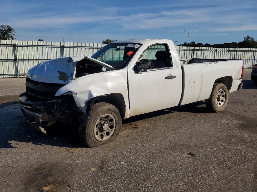 Vue de 2013 CHEVROLET SILVERADO C1500, angle 1