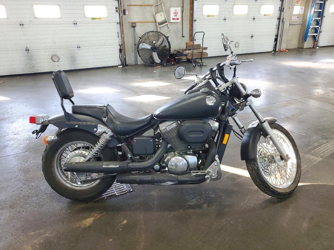 Vue de 2003 HONDA VT750 DCB, angle 1