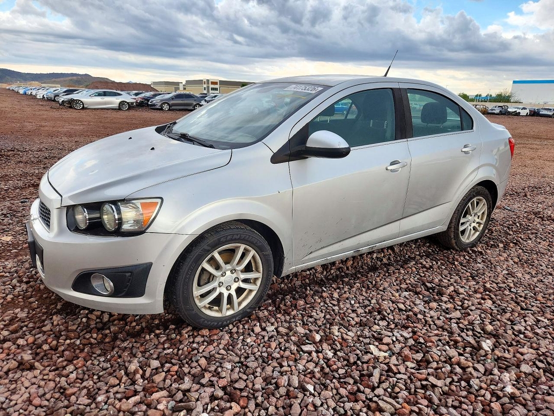 منظر 2013 CHEVROLET SONIC LT، زاوية 1