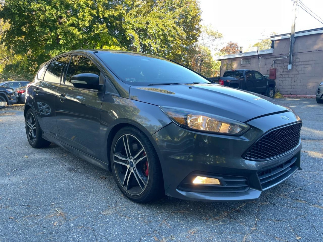 Vue de 2018 FORD FOCUS ST, angle 1