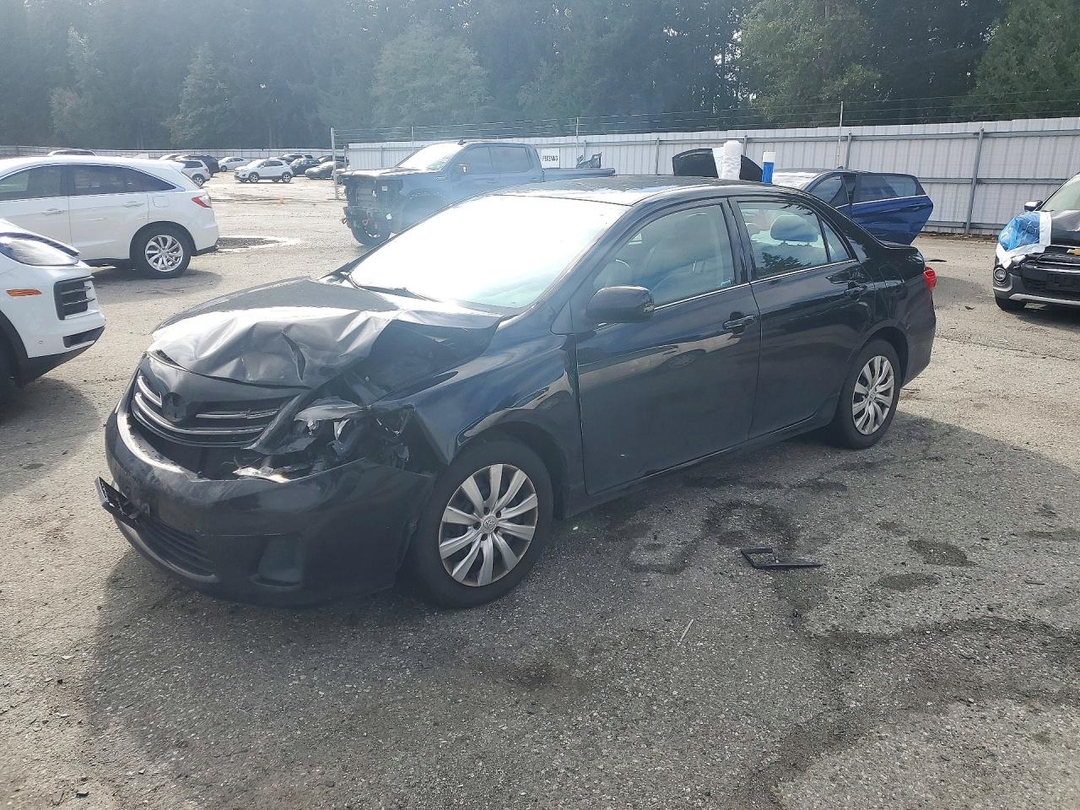 Vue de 2013 TOYOTA COROLLA LE, angle 1