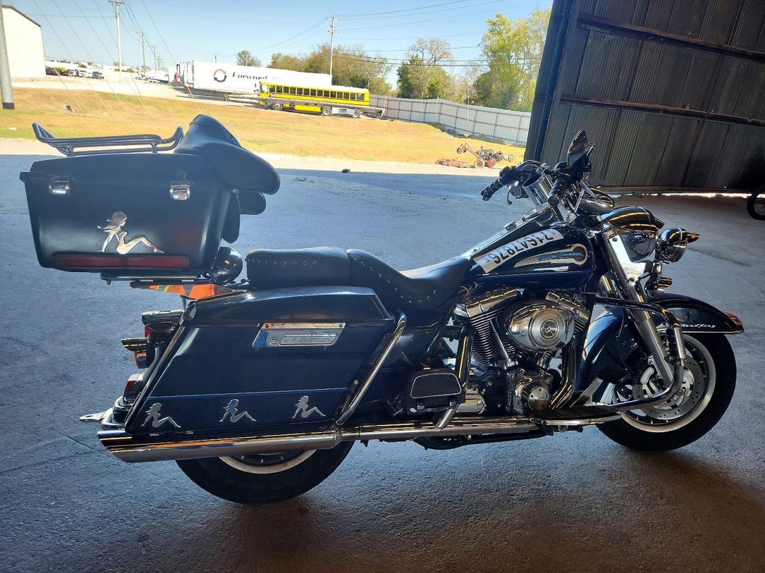 Vue de 2004 HARLEY-DAVIDSON FLHRI SHRINE, angle 1
