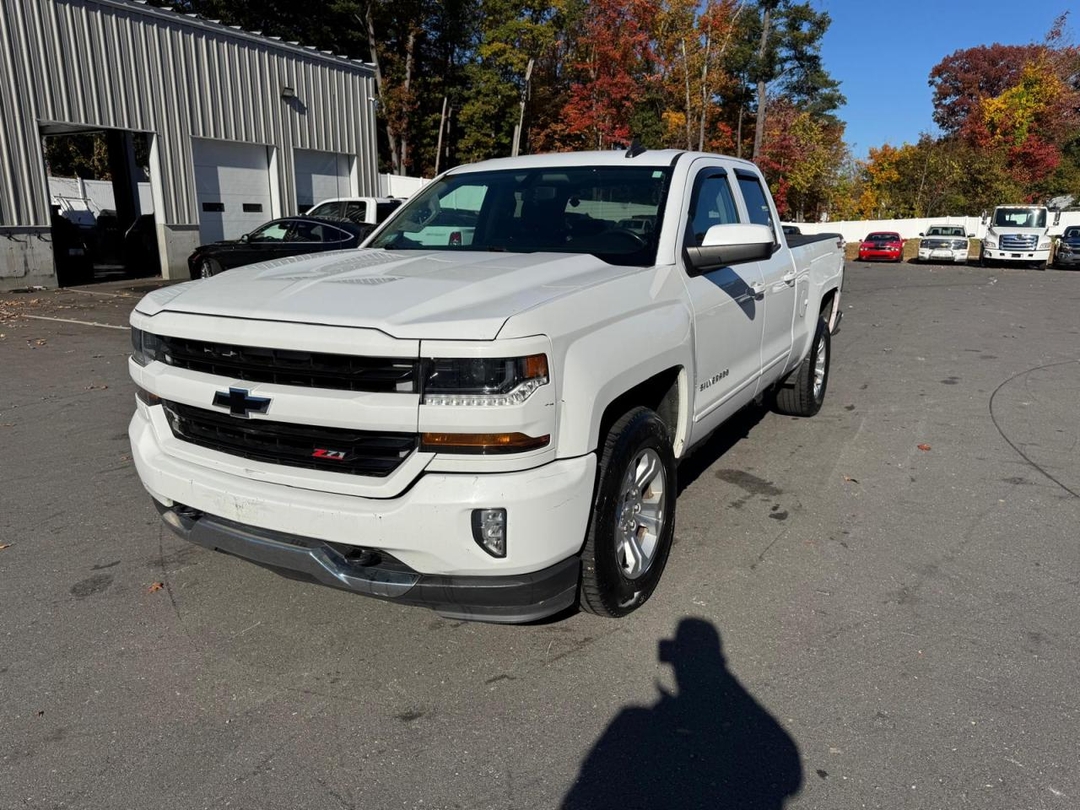 Vue de 2017 CHEVROLET SILVERADO K1500 LT, angle 1