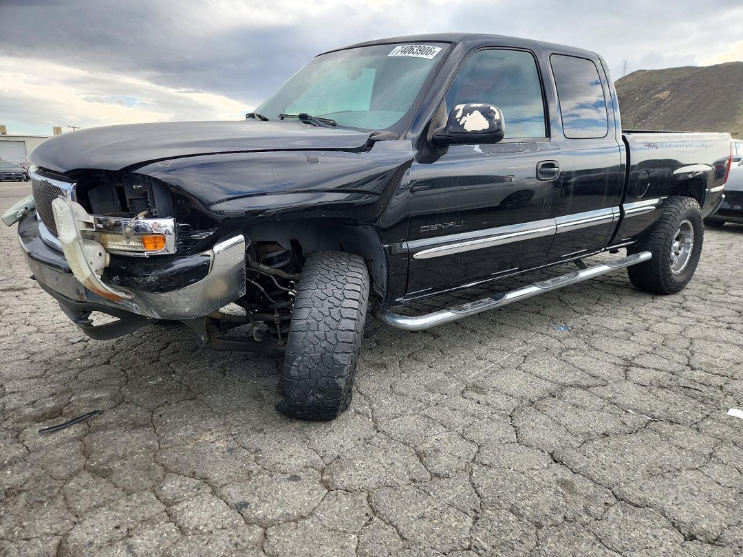 Вид 2001 GMC NEW SIERRA C1500, угол 1