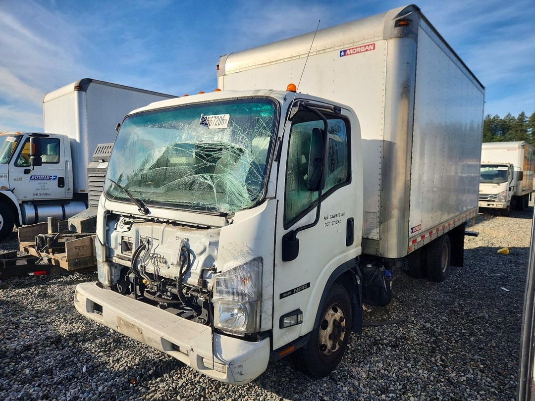 منظر 2017 ISUZU NPR BOX TRUCK، زاوية 1