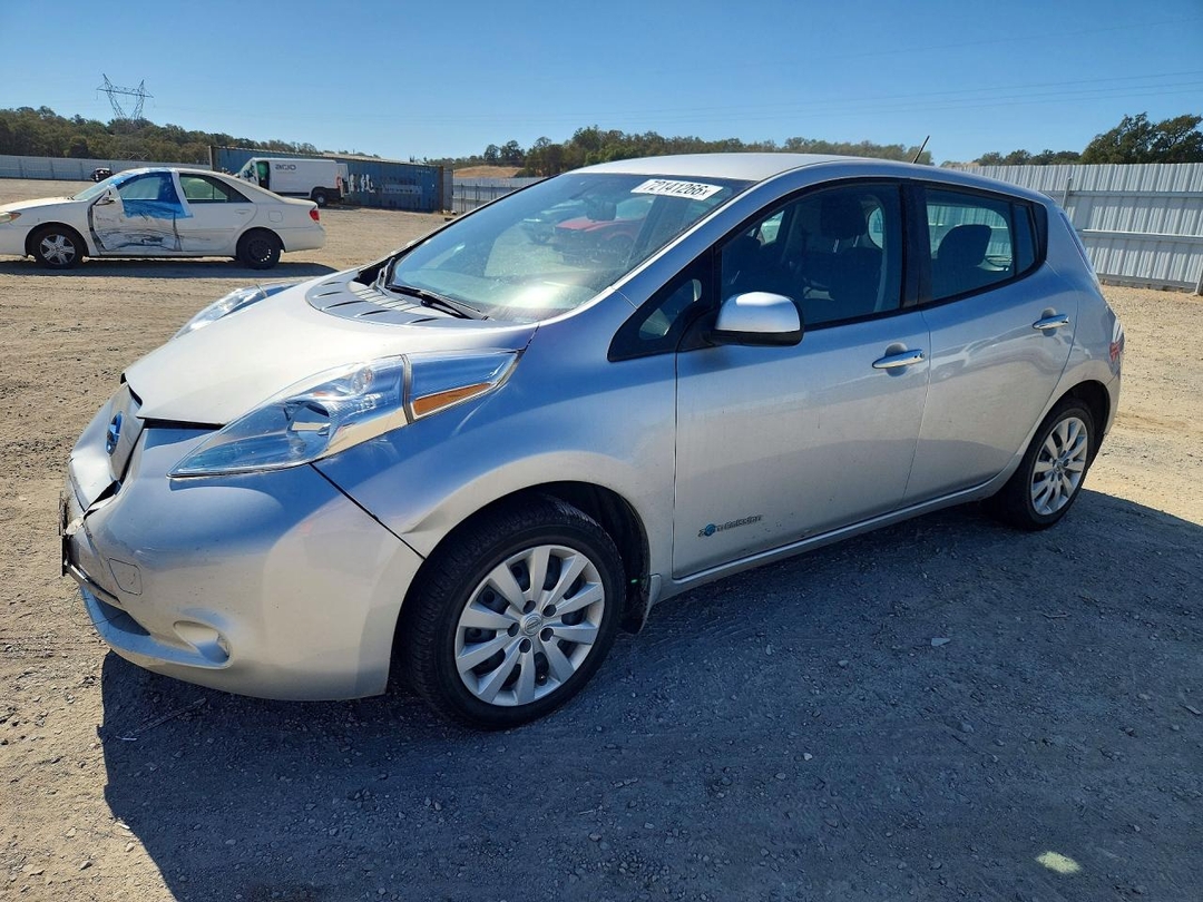Vue de 2017 NISSAN LEAF S, angle 1
