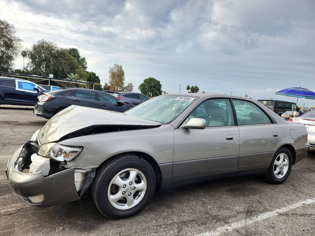 Vue de 1999 LEXUS ES 300, angle 1