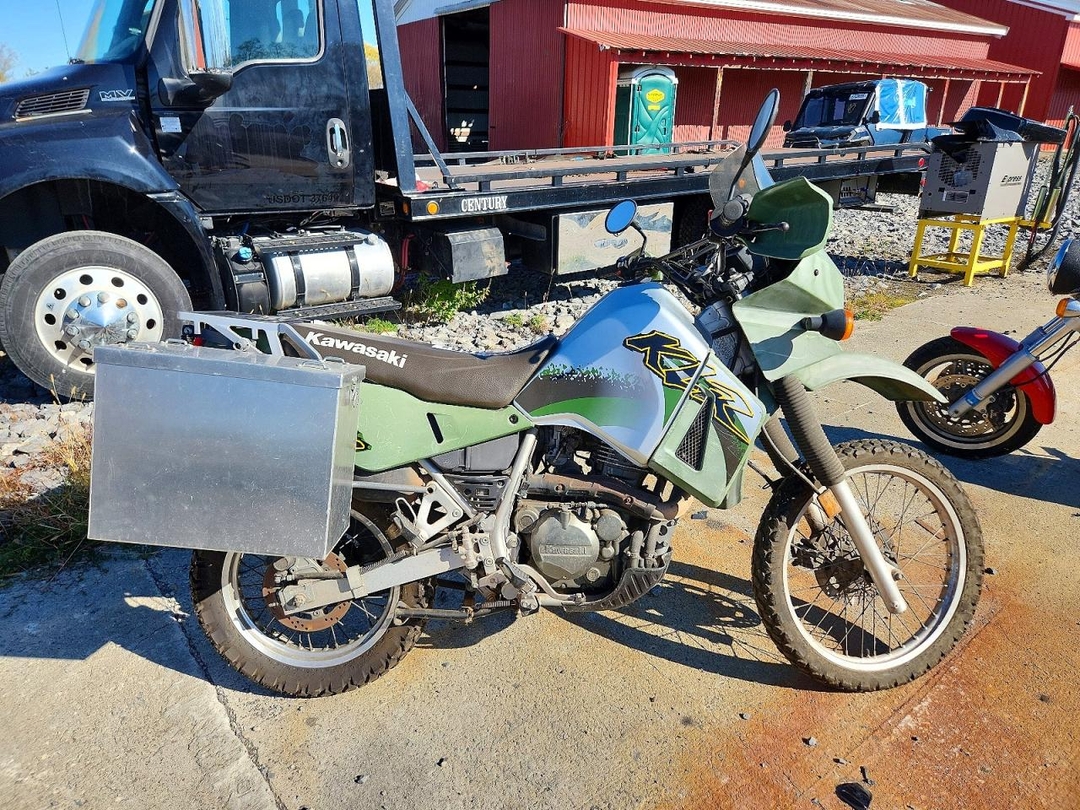 Vue de 2001 KAWASAKI KL650 A, angle 1
