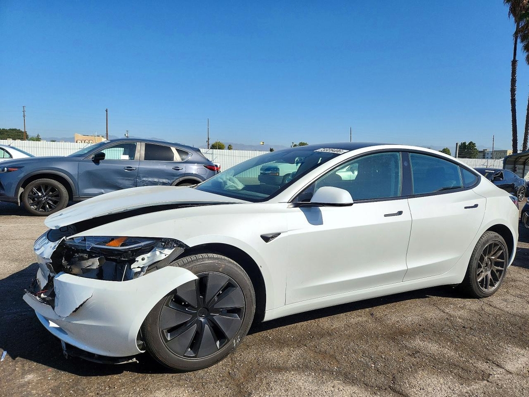 Вид 2025 TESLA MODEL 3, угол 1