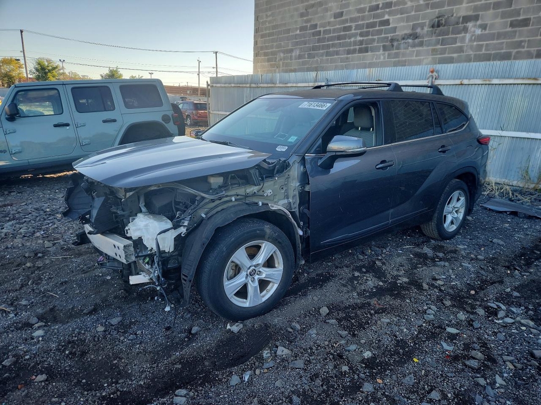 Vue de 2021 TOYOTA HIGHLANDER LE, angle 1