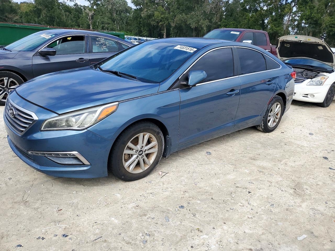 Vue de 2015 HYUNDAI SONATA SE, angle 1