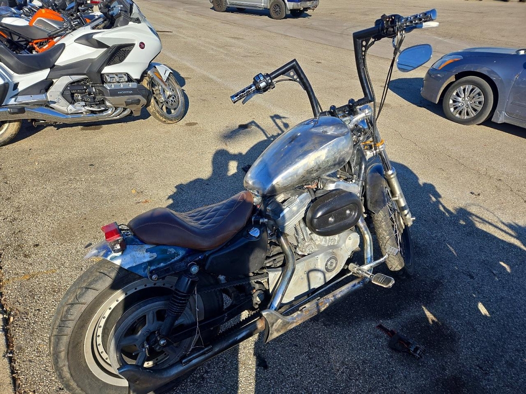 Вид 2004 HARLEY-DAVIDSON XL883 C, угол 1