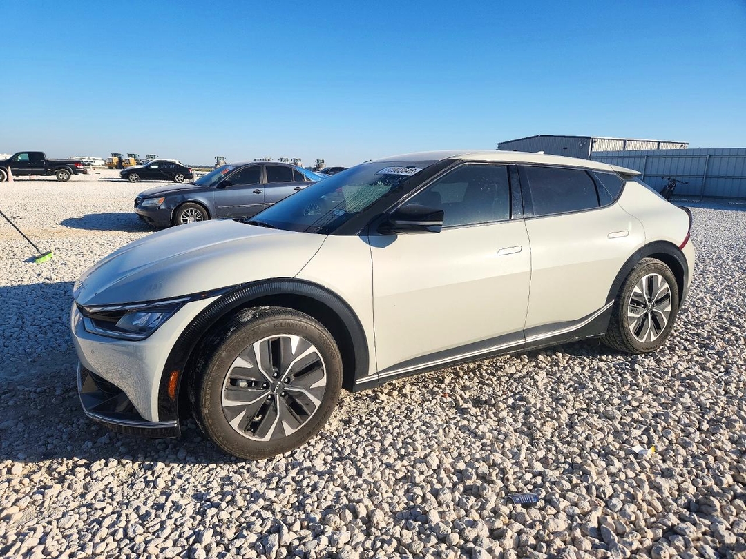 Vue de 2024 KIA EV6 WIND, angle 1