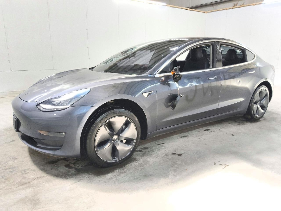 Vue de 2019 TESLA MODEL 3, angle 1