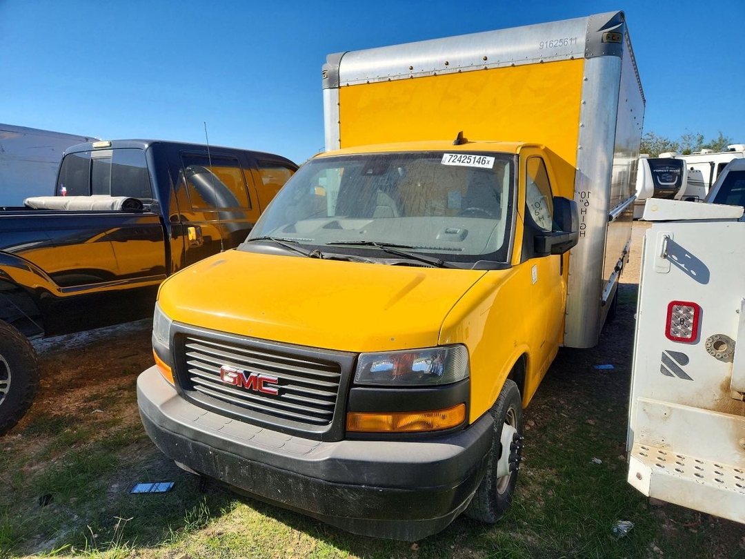 Вид 2022 GMC SAVANA BOX TRUCK, угол 1