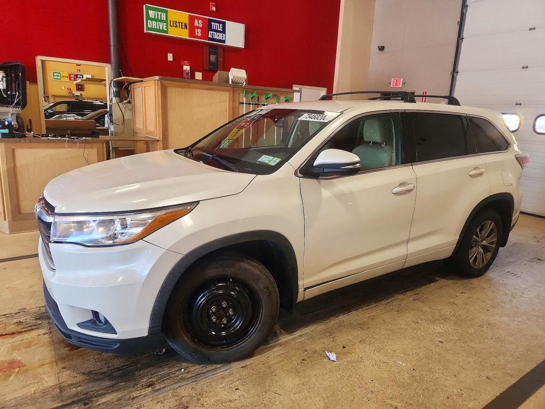 منظر 2016 TOYOTA HIGHLANDER LE PLUS، زاوية 1