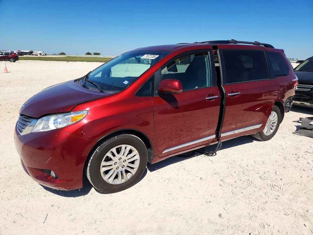 Vue de 2017 TOYOTA SIENNA XLE 8-PASSENGER, angle 1