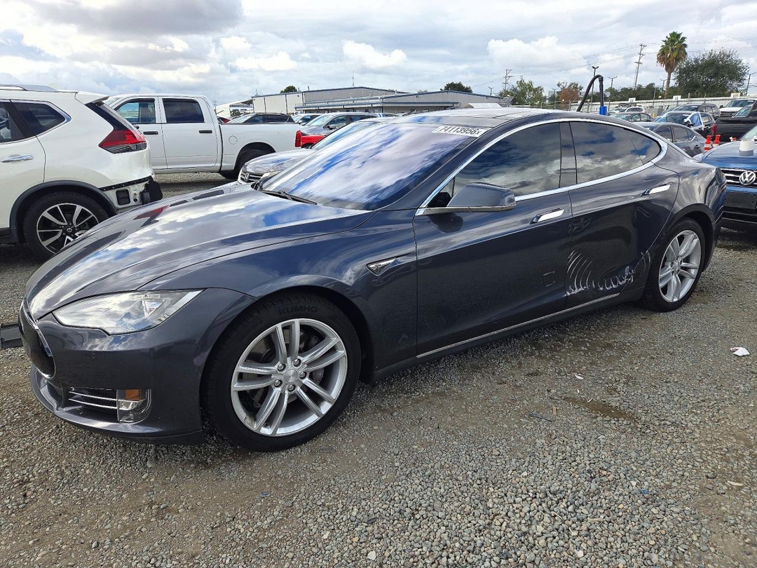 Vue de 2015 TESLA MODEL S 85D, angle 1