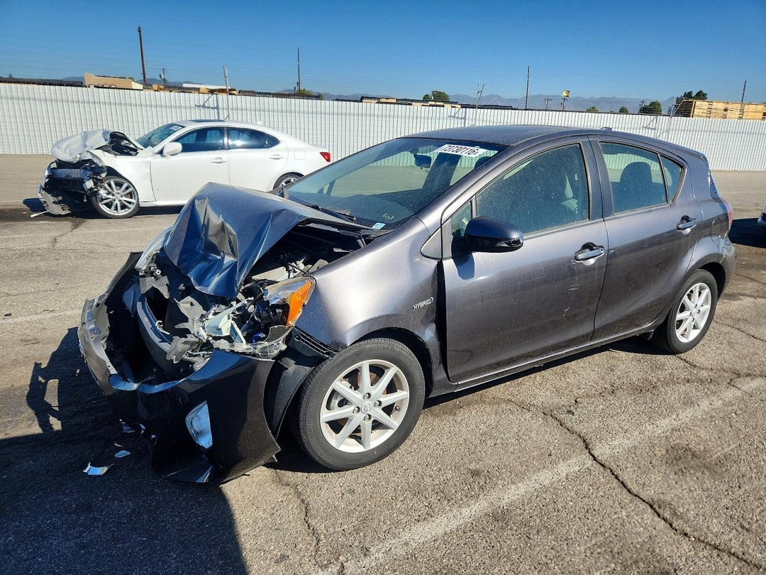 Vedere 2016 TOYOTA PRIUS C FOUR, unghi 1