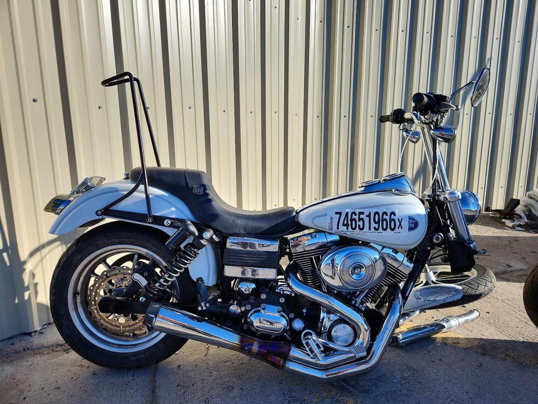 Vista de 2006 HARLEY-DAVIDSON FXDLI, ángulo 1