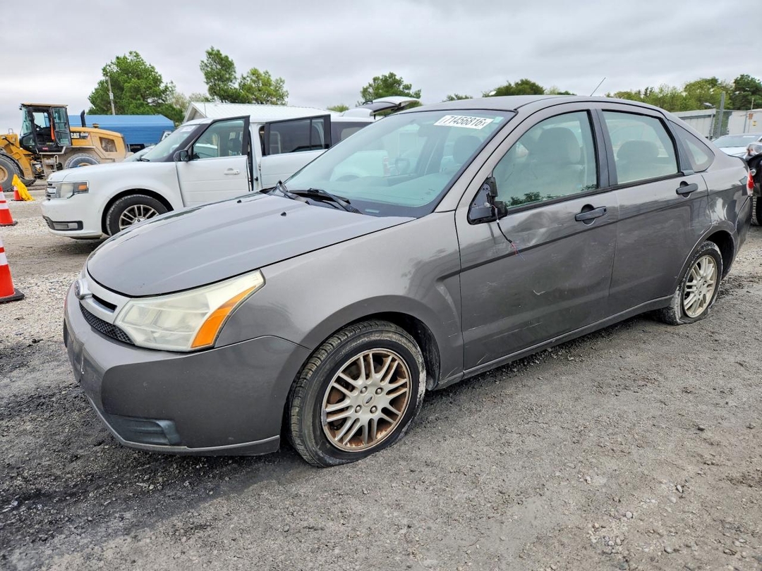 Vue de 2010 FORD FOCUS SE, angle 1