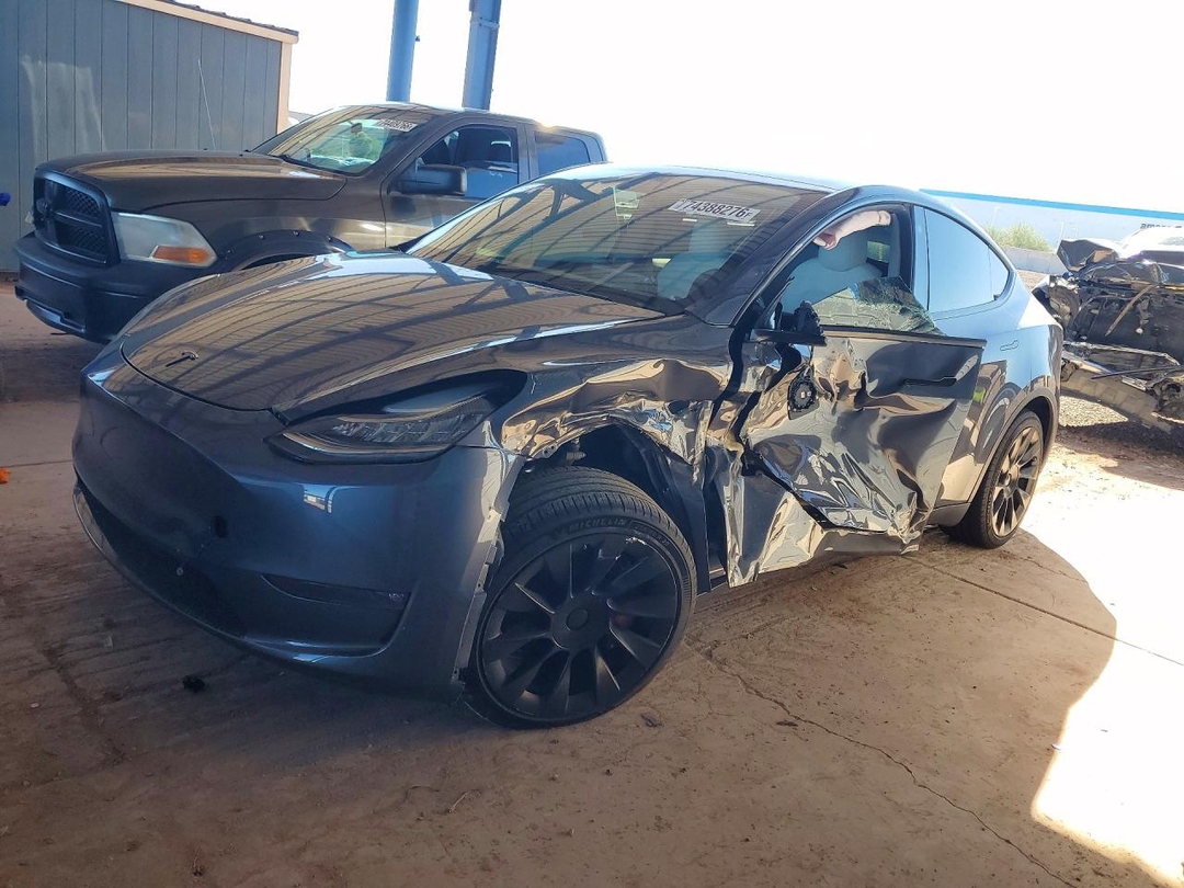 Вид 2023 TESLA MODEL Y, угол 1