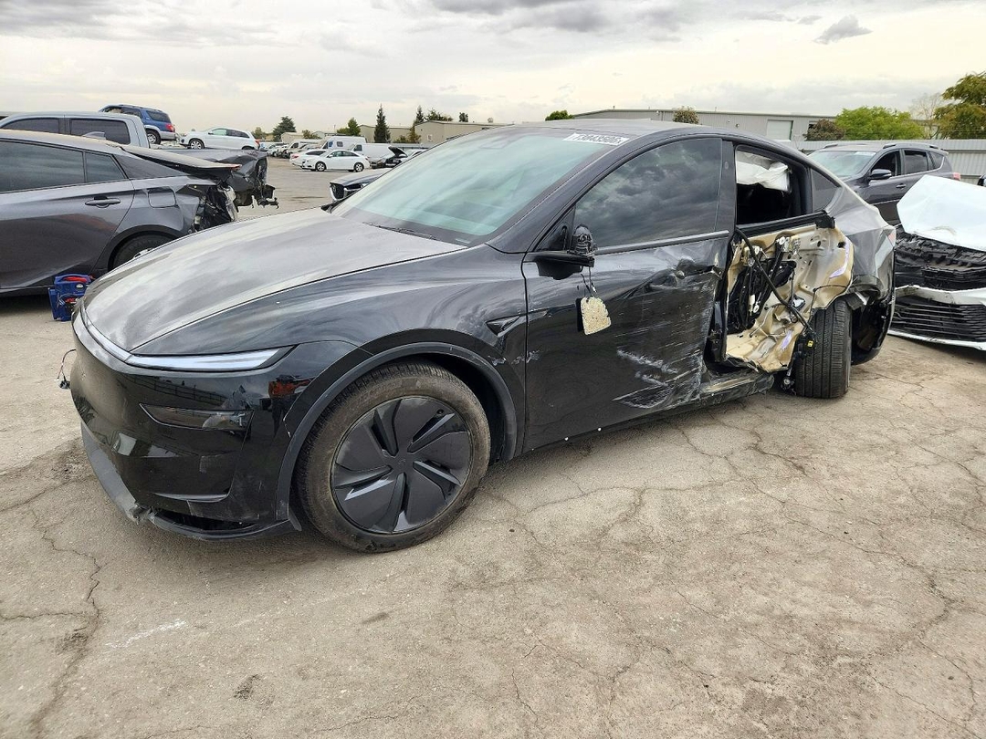 Вид 2026 TESLA MODEL Y, угол 1
