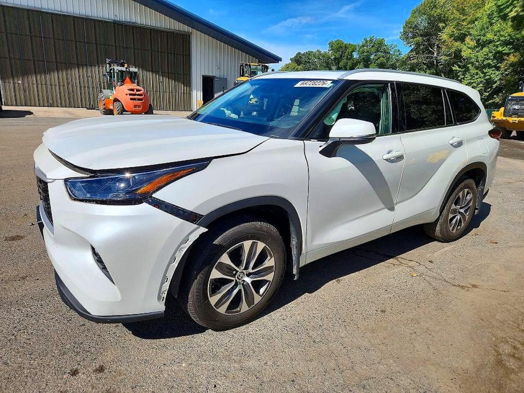 Вид 2022 TOYOTA HIGHLANDER XLE, угол 1